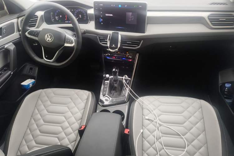 Used Volkswagen Tayron 2023 330TSI Two-Wheel-Drive R-Line High-Energy Version Center Console