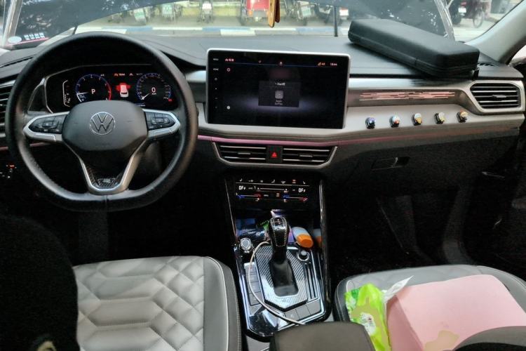 Used Volkswagen Tayron 2023 330TSI Two-Wheel-Drive R-Line High-Energy Version Center Console