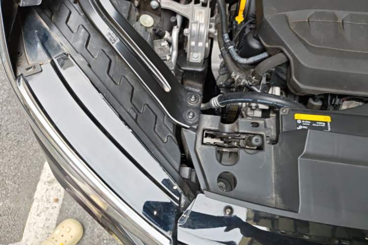 Used Volkswagen Tayron 2023 330TSI Two-Wheel-Drive Luxury Plus Advanced Version Engine Bay Right