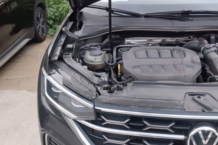 Used Volkswagen Tayron 2023 330TSI Two-Wheel-Drive Luxury Plus Advanced Version Engine Bay Right
