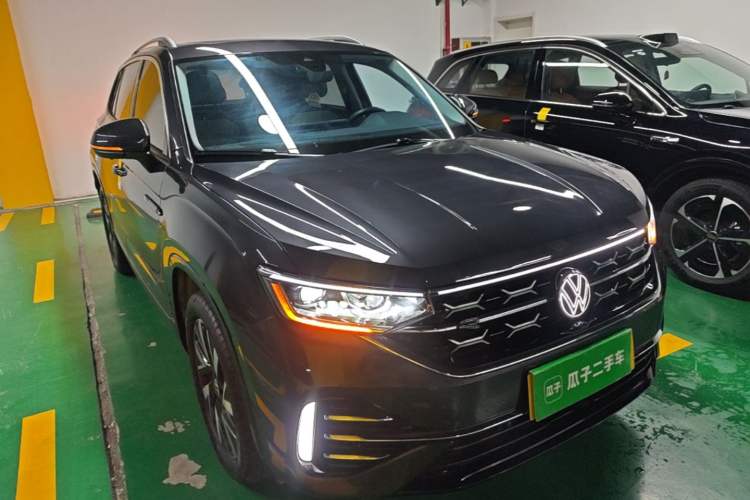 Used Volkswagen Tayron 2023 330TSI Two-Wheel-Drive R-Line High-Energy Version Front Right 45 Deg