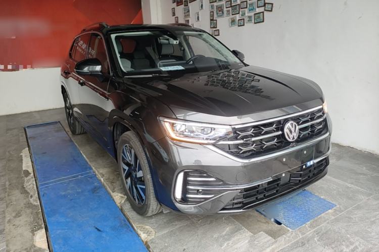 Used Volkswagen Tayron 2023 Revised Version 380TSI All-Wheel Drive R-Line High-Energy Edition Front Right 45 Deg