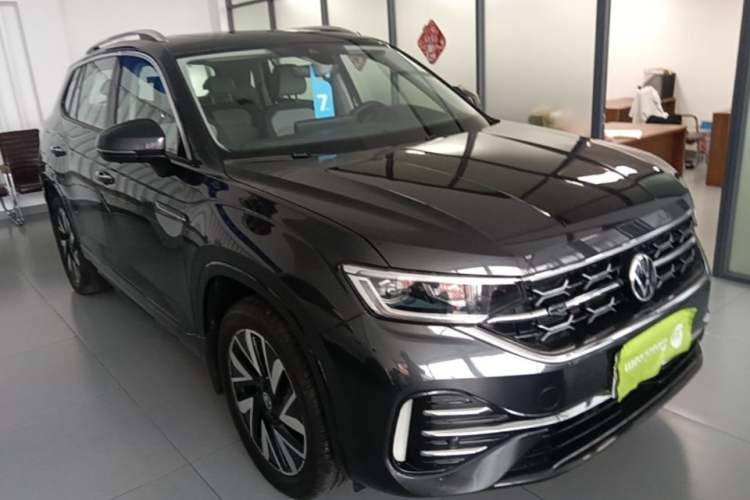 Used Volkswagen Tayron 2023 330TSI Two-Wheel-Drive R-Line High-Energy Version Front Right 45 Deg