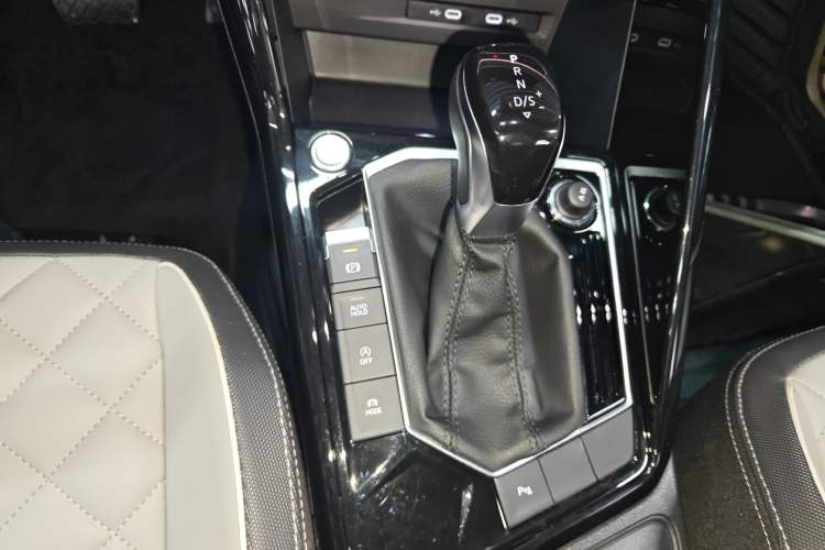 Used Volkswagen Tayron 2023 330TSI Two-Wheel-Drive Luxury Plus Advanced Version Gear Lever