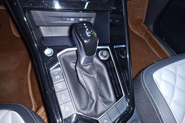 Used Volkswagen Tayron 2023 330TSI Two-Wheel-Drive Luxury Plus Advanced Version Gear Lever