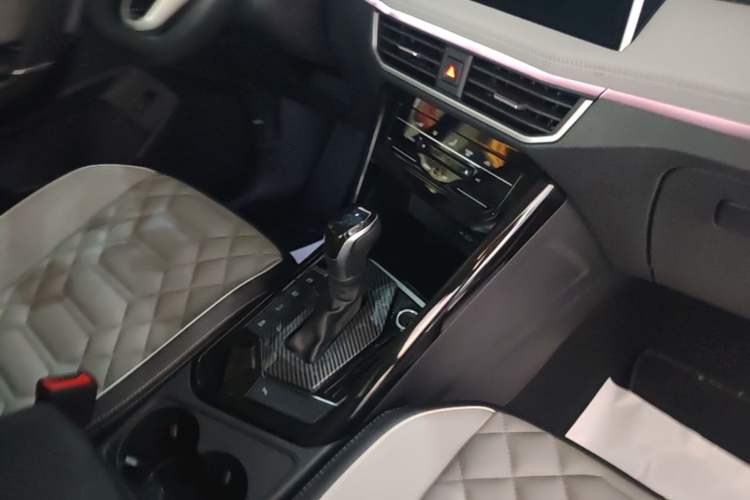 Used Volkswagen Tayron 2023 330TSI Two-Wheel-Drive Luxury Plus Advanced Version Gear Lever