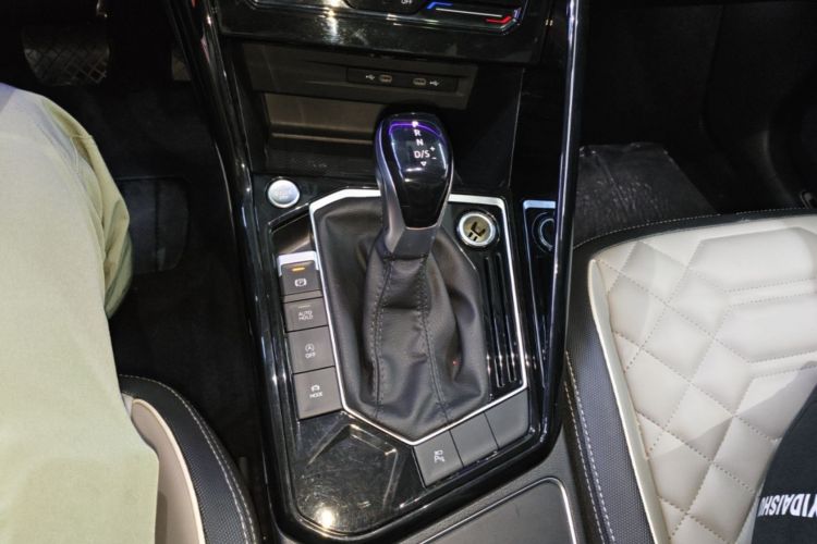 Used Volkswagen Tayron 2023 330TSI Two-Wheel-Drive R-Line High-Energy Version Gear Lever