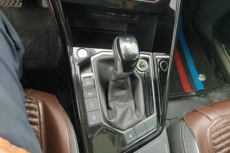 Used Volkswagen Tayron 2023 330TSI Two-Wheel-Drive R-Line High-Energy Version Gear Lever