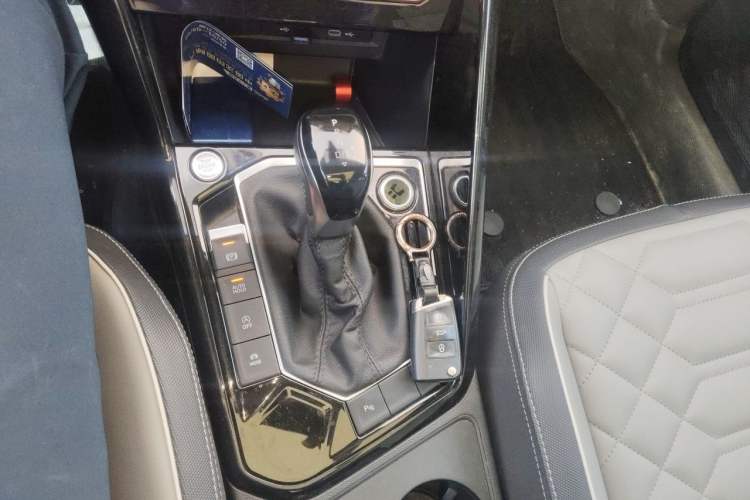 Used Volkswagen Tayron 2023 330TSI Two-Wheel-Drive Luxury Plus Advanced Version Gear Lever