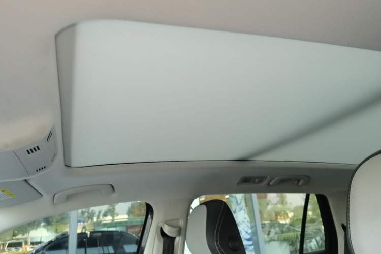 Used Volkswagen Tayron 2023 280TSI Two-Wheel-Drive Luxury Plus Advanced Version Headliner