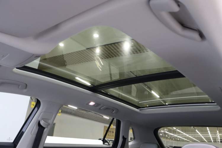 Used Volkswagen Tayron 2023 330TSI Two-Wheel-Drive Luxury Plus Advanced Version Headliner