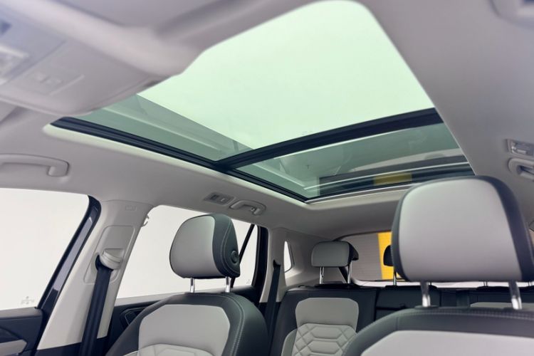 Used Volkswagen Tayron 2023 330TSI Two-Wheel-Drive Luxury Plus Advanced Version Headliner