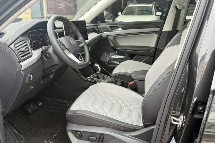 Used Volkswagen Tayron 2023 330TSI Two-Wheel-Drive Luxury Plus Advanced Version Interior 3