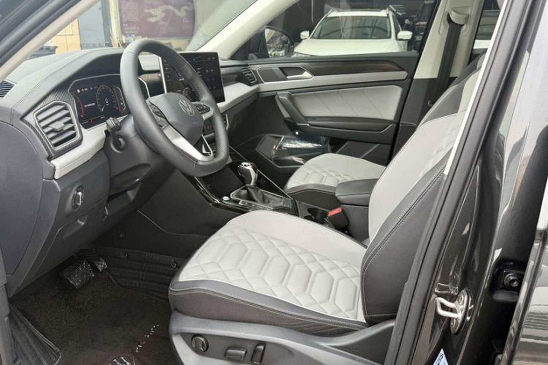 Used Volkswagen Tayron 2023 330TSI Two-Wheel-Drive Luxury Plus Advanced Version Interior 3