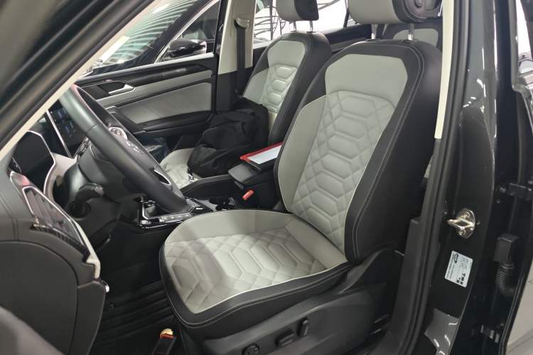 Used Volkswagen Tayron 2023 330TSI Two-Wheel-Drive Luxury Plus Advanced Version Left Front Seat