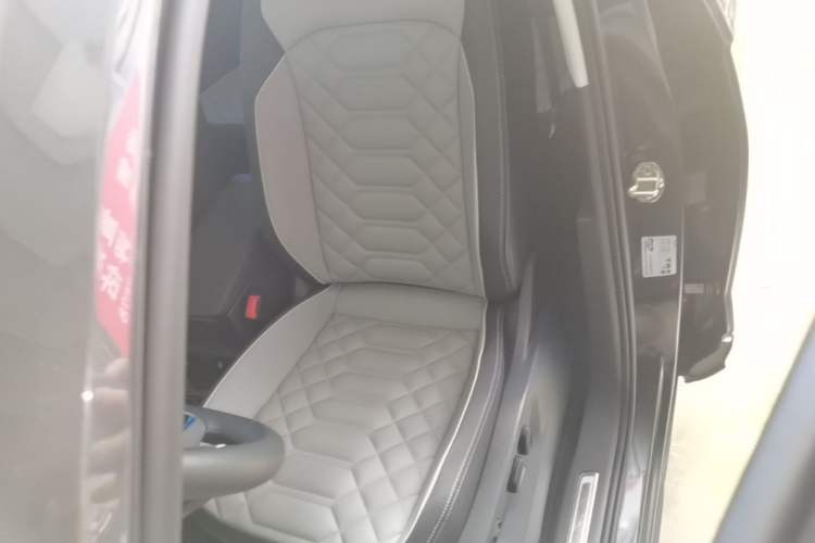 Used Volkswagen Tayron 2023 330TSI Two-Wheel-Drive Luxury Plus Advanced Version Left Front Seat