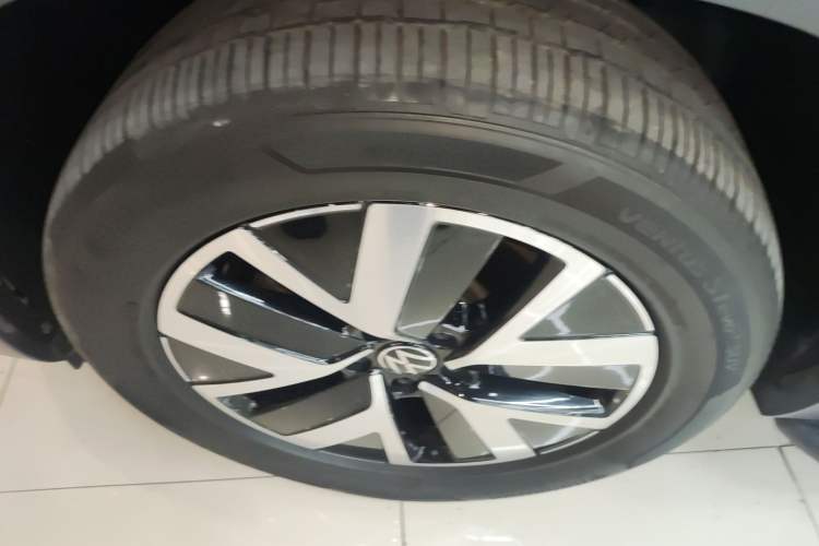 Used Volkswagen Tayron 2023 330TSI Two-Wheel-Drive Luxury Plus Advanced Version Left Front Wheel Hub