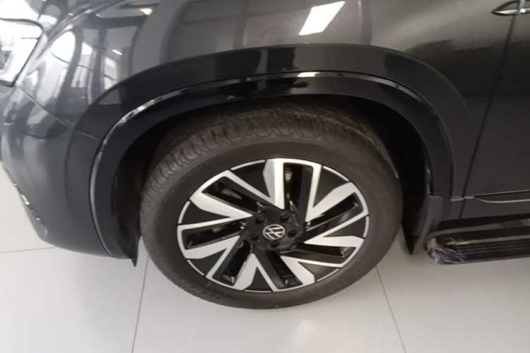 Used Volkswagen Tayron 2023 330TSI Two-Wheel-Drive R-Line High-Energy Version Left Front Wheel Hub