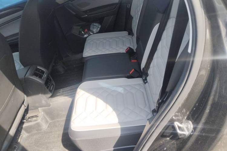 Used Volkswagen Tayron 2023 330TSI Two-Wheel-Drive Luxury Plus Advanced Version Left Rear Seat