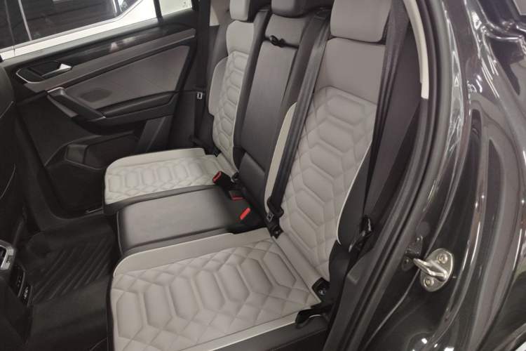 Used Volkswagen Tayron 2023 330TSI Two-Wheel-Drive Luxury Plus Advanced Version Left Rear Seat