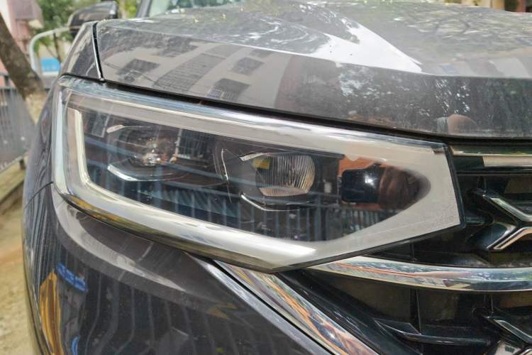Used Volkswagen Tayron 2023 330TSI Two-Wheel-Drive Luxury Plus Advanced Version Right Front Headlight
