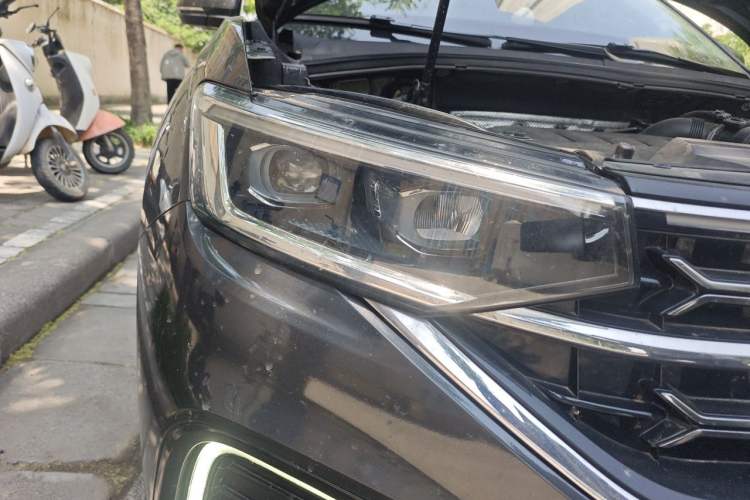 Used Volkswagen Tayron 2023 330TSI Two-Wheel-Drive Luxury Plus Advanced Version Right Front Headlight
