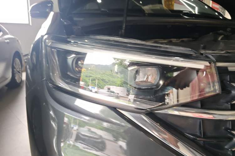 Used Volkswagen Tayron 2023 330TSI Two-Wheel-Drive Luxury Plus Advanced Version Right Front Headlight