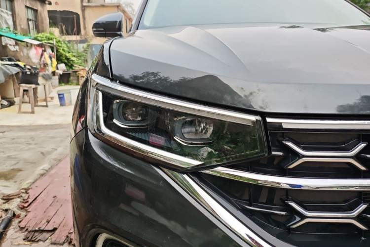 Used Volkswagen Tayron 2023 330TSI Two-Wheel-Drive Luxury Plus Advanced Version Right Front Headlight