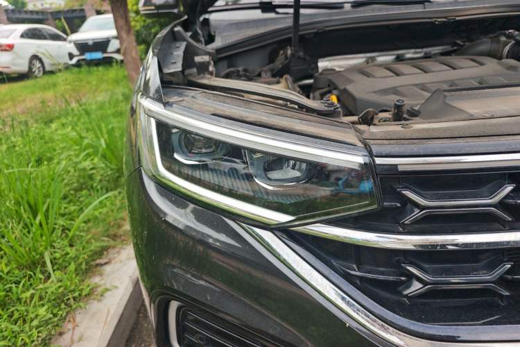 Used Volkswagen Tayron 2023 330TSI Two-Wheel-Drive Luxury Plus Advanced Version Right Front Headlight