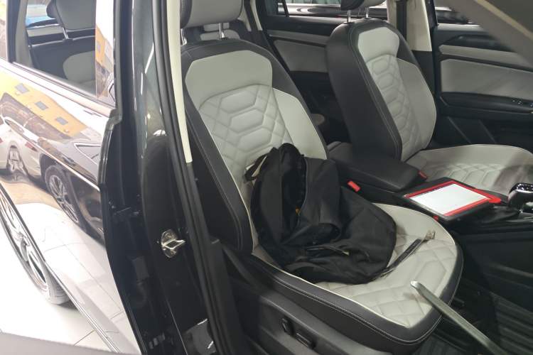 Used Volkswagen Tayron 2023 330TSI Two-Wheel-Drive Luxury Plus Advanced Version Right Front Seat