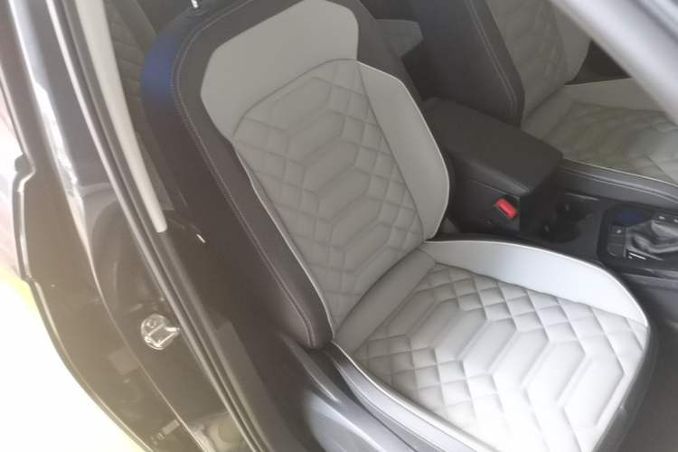 Used Volkswagen Tayron 2023 330TSI Two-Wheel-Drive Luxury Plus Advanced Version Right Front Seat