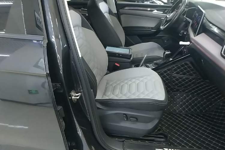 Used Volkswagen Tayron 2023 330TSI Two-Wheel-Drive Luxury Plus Advanced Version Right Front Seat