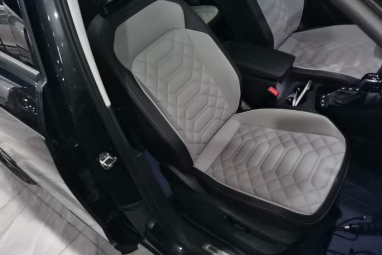 Used Volkswagen Tayron 2023 330TSI Two-Wheel-Drive Luxury Plus Advanced Version Right Front Seat