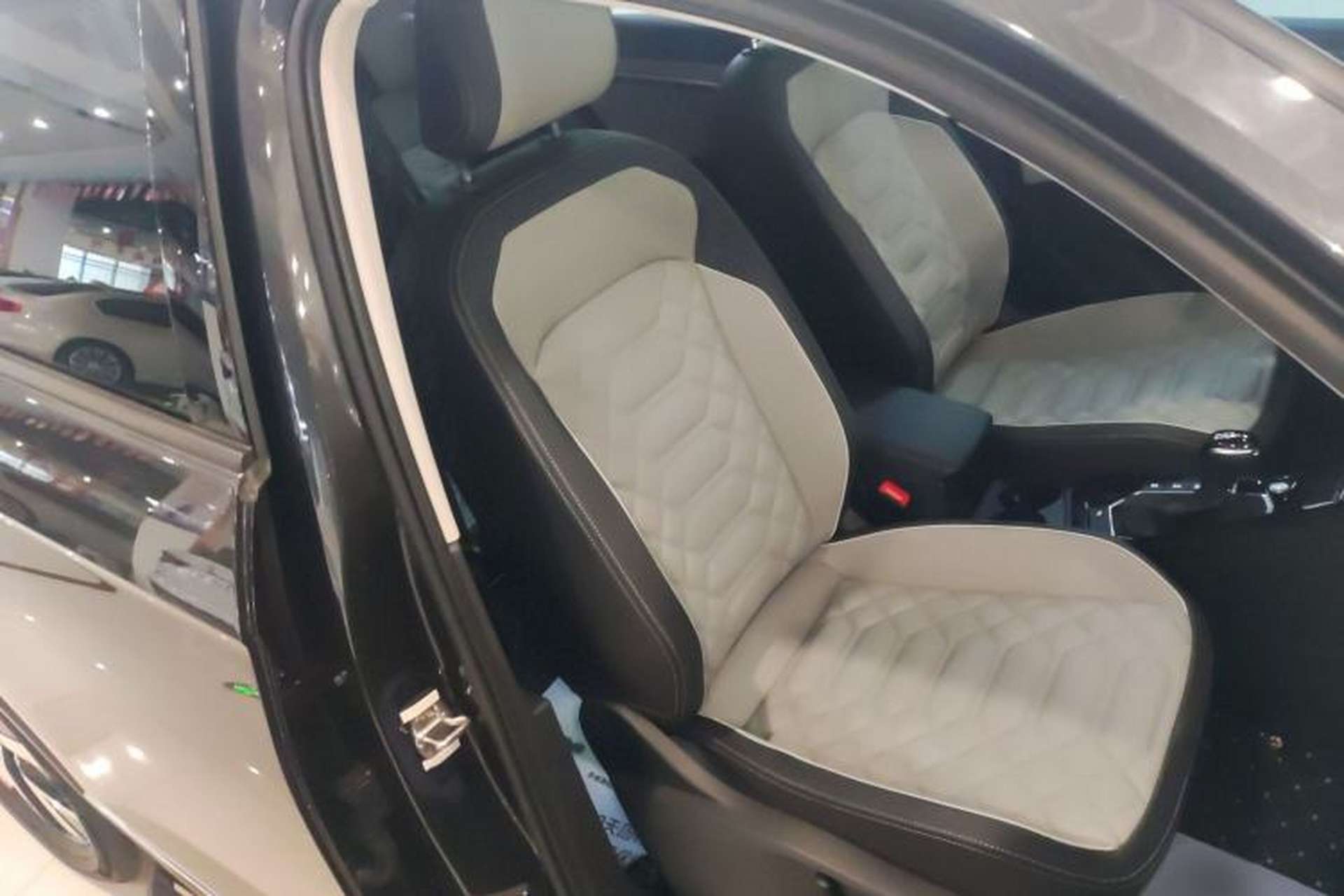Used Volkswagen Tayron 2023 330TSI Two-Wheel-Drive Luxury Plus Advanced Version Right Front Seat