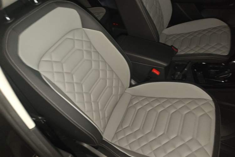 Used Volkswagen Tayron 2023 330TSI Two-Wheel-Drive Luxury Plus Advanced Version Right Front Seat