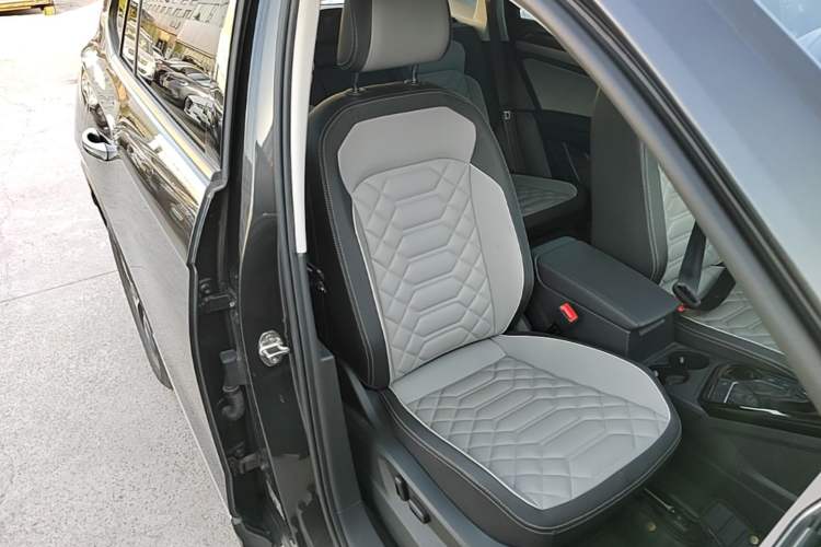 Used Volkswagen Tayron 2023 330TSI Two-Wheel-Drive Luxury Plus Advanced Version Right Front Seat