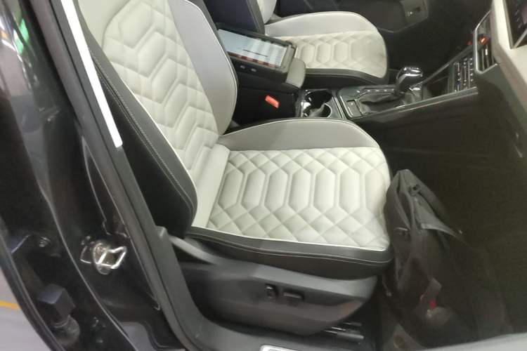Used Volkswagen Tayron 2023 330TSI Two-Wheel-Drive Luxury Plus Advanced Version Right Front Seat