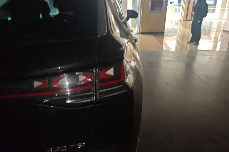 Used Volkswagen Tayron 2023 330TSI Two-Wheel-Drive Luxury Plus Advanced Version Right Rear Taillight