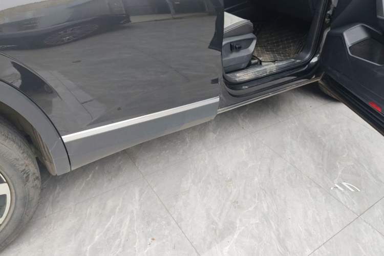 Used Volkswagen Tayron 2023 330TSI Two-Wheel-Drive Luxury Plus Advanced Version Right Side Sill