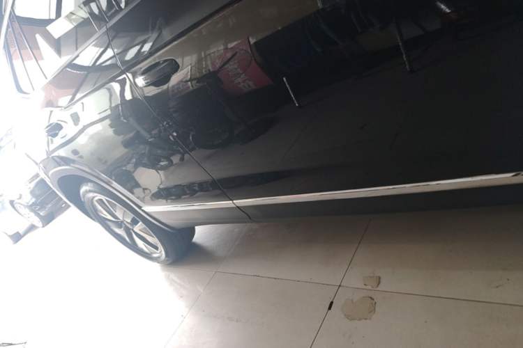 Used Volkswagen Tayron 2023 330TSI Two-Wheel-Drive Luxury Plus Advanced Version Right Side Sill