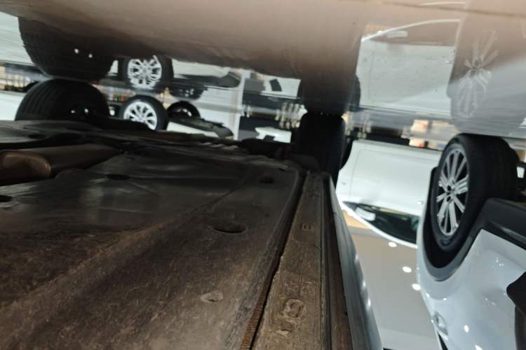 Used Volkswagen Tayron 2023 330TSI Two-Wheel-Drive Luxury Plus Advanced Version Right Side Sill