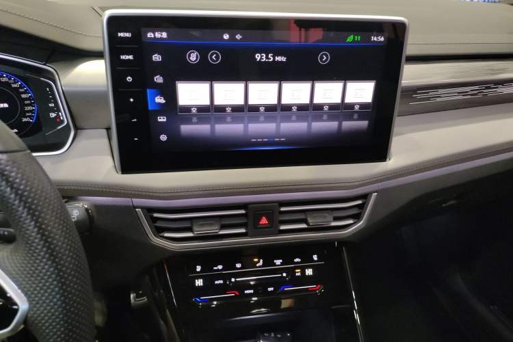 Used Volkswagen Tayron 2023 380TSI Four-Wheel Drive R-Line Pro Smart Edition Audio And AC Panel