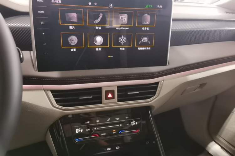 Used Volkswagen Tayron 2023 280TSI Two-Wheel-Drive Luxury Plus Advanced Version Audio And AC Panel