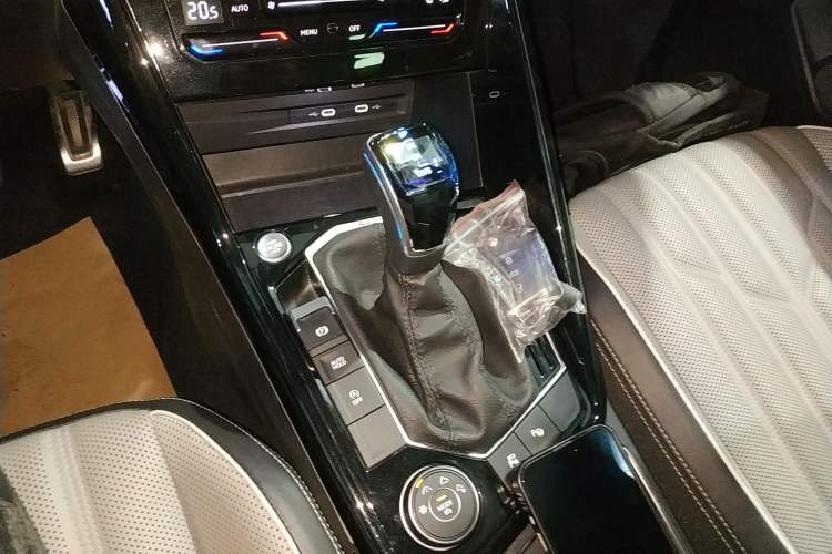 Used Volkswagen Tayron 2023 380TSI Four-Wheel Drive R-Line Pro Smart Edition Gear Lever