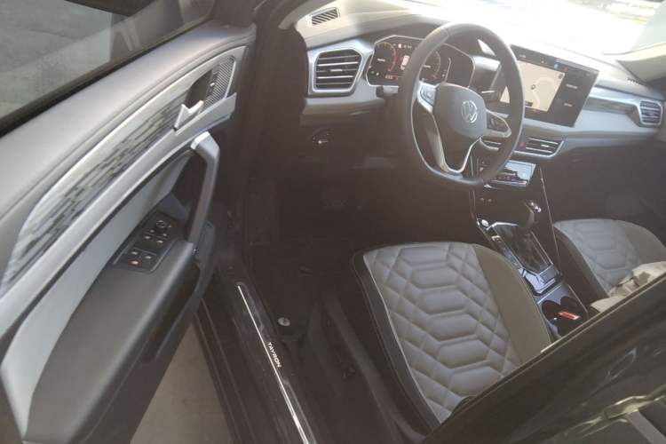 Used Volkswagen Tayron 2023 330TSI Two-Wheel-Drive R-Line High-Energy Version Interior 3