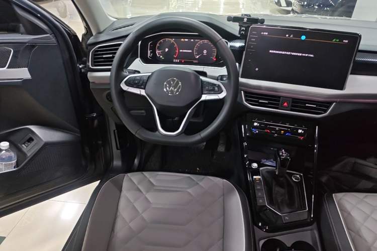 Used Volkswagen Tayron 2023 330TSI Two-Wheel-Drive Luxury Plus Advanced Version Audio And AC Panel