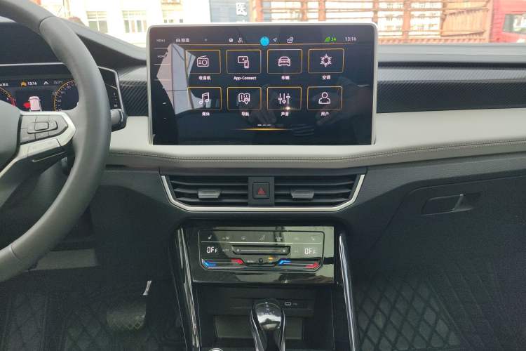 Used Volkswagen Tayron 2023 300TSI Two-Wheel-Drive Luxury Plus Advanced Edition Audio And AC Panel