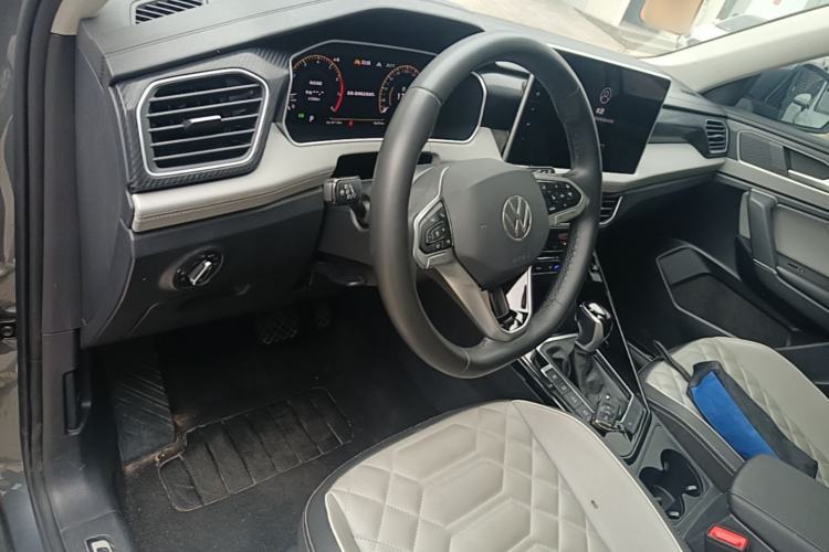 Used Volkswagen Tayron 2023 300TSI Two-Wheel-Drive Luxury Plus Advanced Edition Center Console