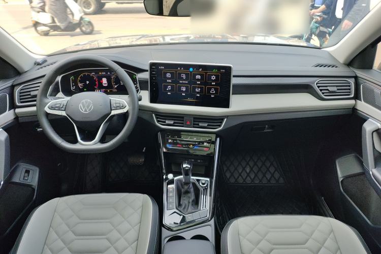 Used Volkswagen Tayron 2023 300TSI Two-Wheel-Drive Luxury Plus Advanced Edition Center Console