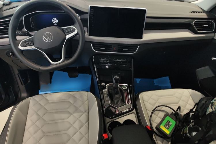 Used Volkswagen Tayron 2023 300TSI Two-Wheel-Drive Luxury Plus Advanced Edition Center Console